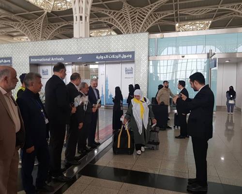 ورود اولین پرواز زائران حج عمره استان تهران به فرودگاه مدینه منوره